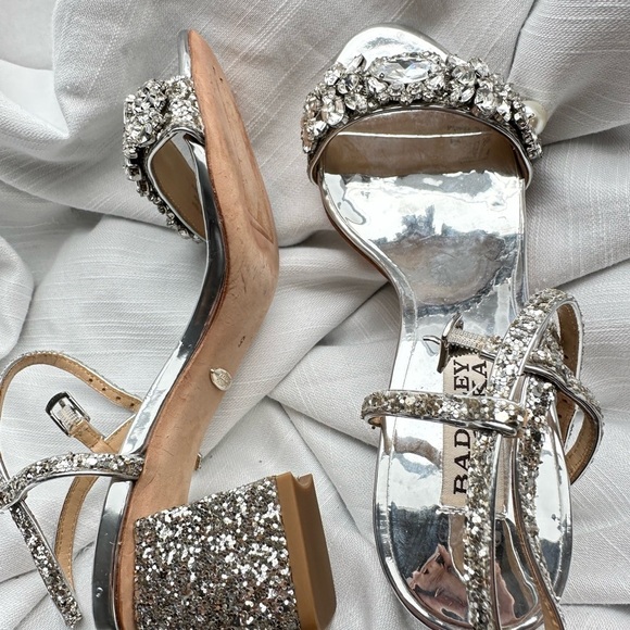 Badgley Mischka Silver Glitter Women's Sandals size 5 EUC - Picture 1 of 12